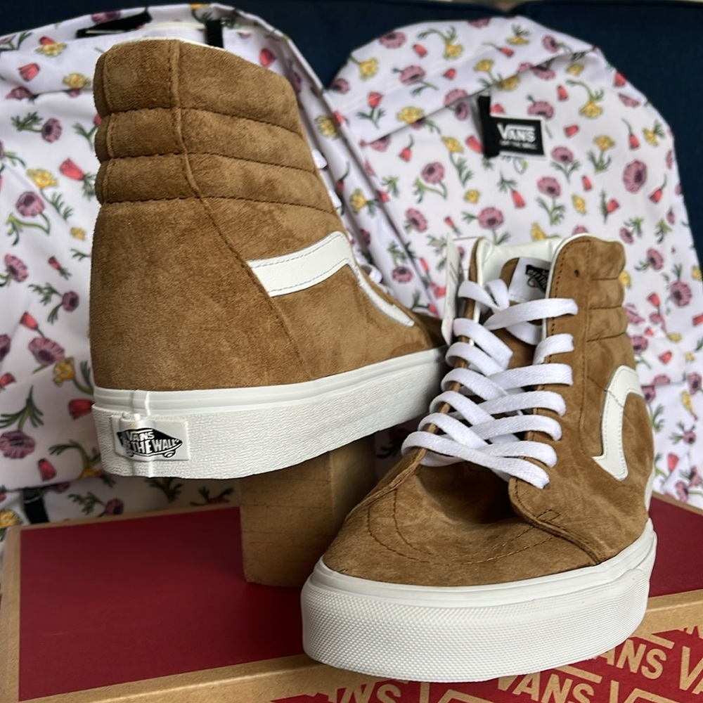 Vans WMNS Sk8-Hi
Pig Suede Tobacco Brown
VN0005U9TBN
Sneakers - Picture 10 of 16